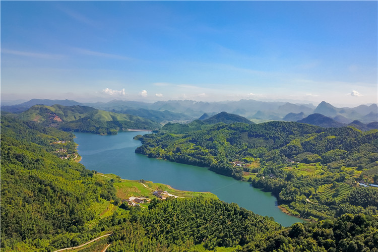 陽山大崀茶坑水庫，綠如翡翠。（通訊員供圖） .jpg