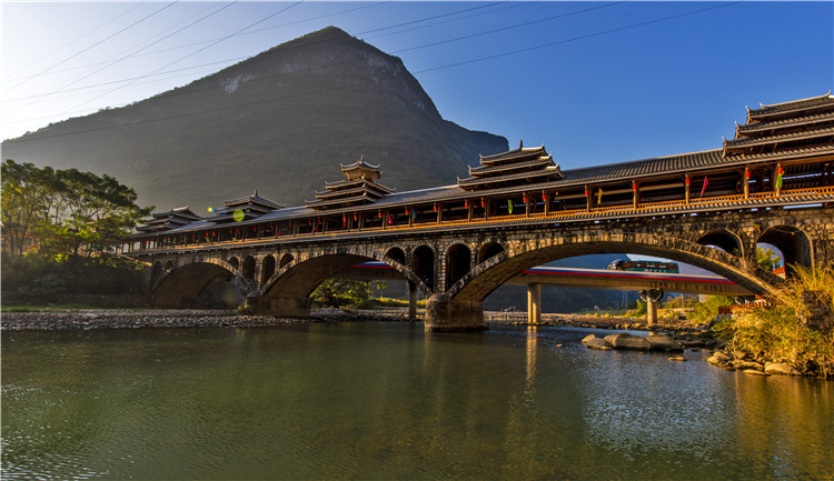 陽山新興網(wǎng)紅打卡點(diǎn)——特色風(fēng)雨廊橋“善美康橋”。通訊員供圖 .jpg