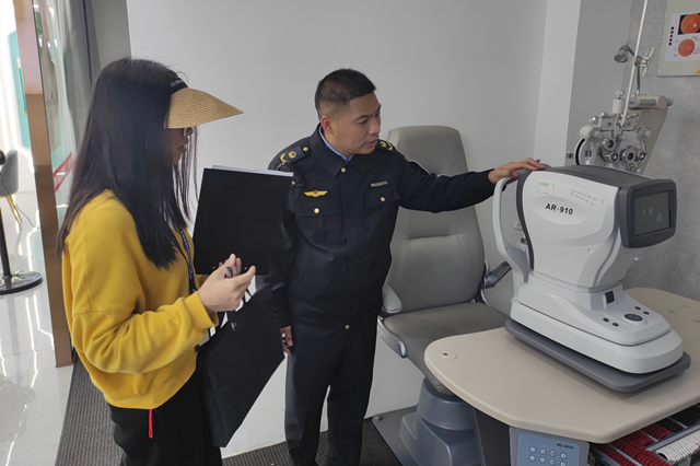 執(zhí)法人員查看計量器具檢定合格標簽.png