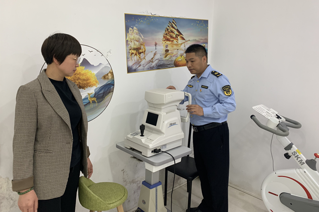 執(zhí)法人員現(xiàn)場查看計量器具檢定情況.png