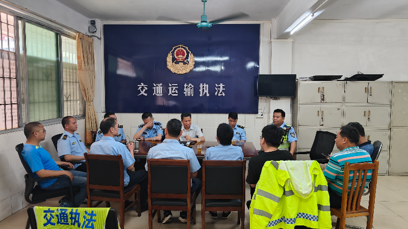 5.9羅廣興副局長在陽城鎮(zhèn)超限檢測(cè)點(diǎn)主持召開治超工作會(huì)議，傳達(dá)了5月7日縣治超工作會(huì)議精神，部署近期治超工作1.jpg