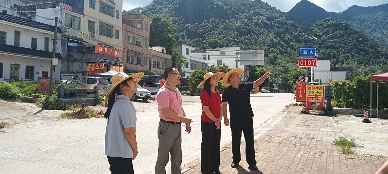 7月19日，副縣長鐘志華到小江鎮(zhèn)調(diào)研督導(dǎo)典型鎮(zhèn)建設(shè)和重點建筑業(yè)央企助力“百千萬工程”項目開工建設(shè)情況.jpg