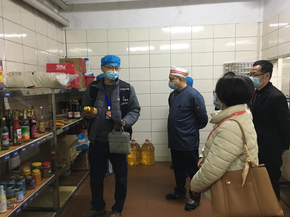 工作人員現(xiàn)場向人大代表、政協(xié)委員等講解抽樣工作內(nèi)容.png