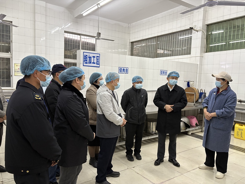 在學校后廚檢查.jpg