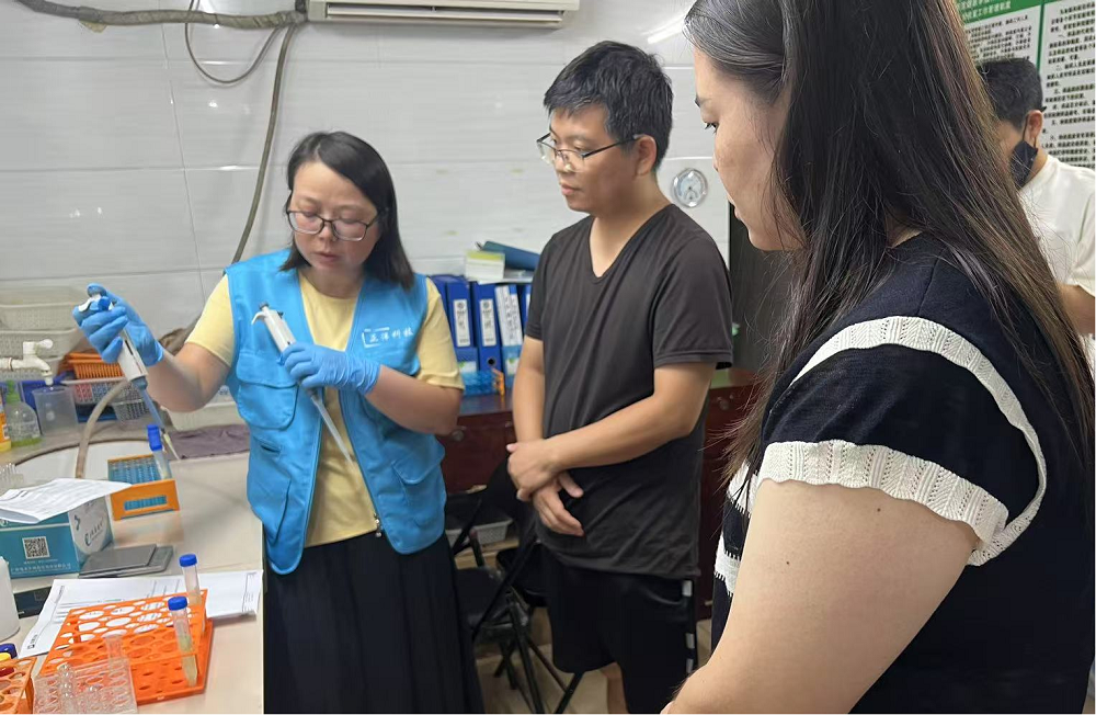 技術(shù)人員對(duì)參訓(xùn)學(xué)員進(jìn)行快檢實(shí)操演示.png