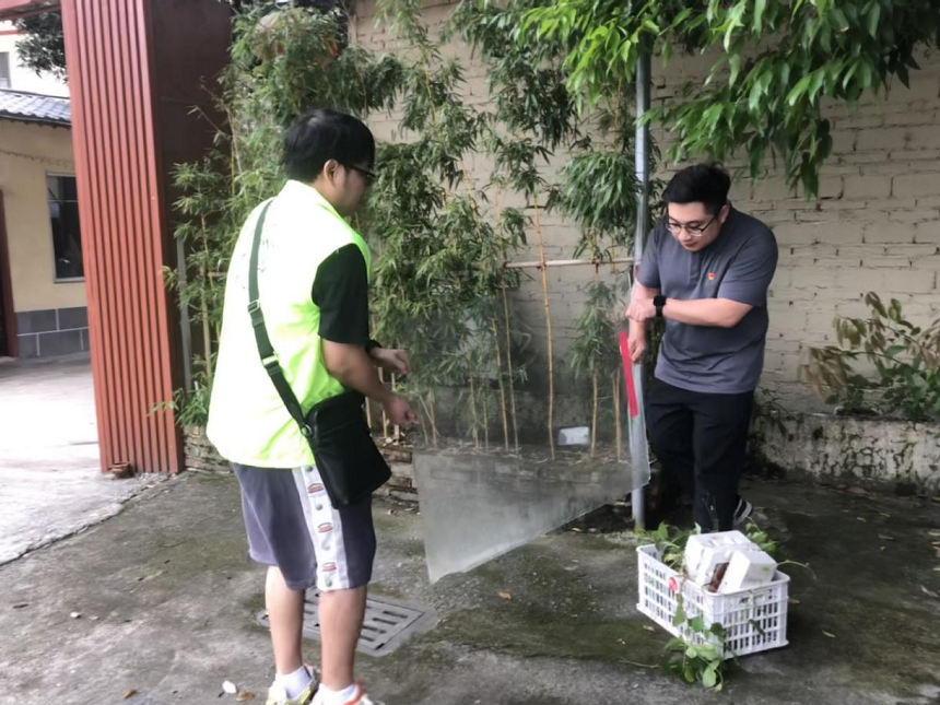 黨員清理社區(qū)周邊雜物.png