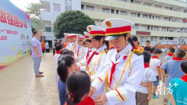 少先隊(duì)員入隊(duì)儀式活動(dòng)現(xiàn)場(chǎng)。嶺背鎮(zhèn) 供圖